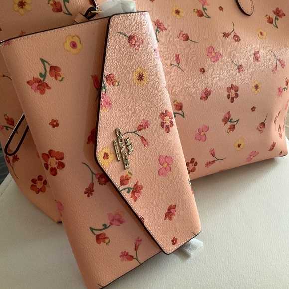 Coach mystic flower large travel wallet nwt - Picture 1 of 14